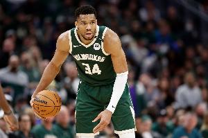 放开抡！字母哥赛季前三战场均砍35+15+5 历史首人