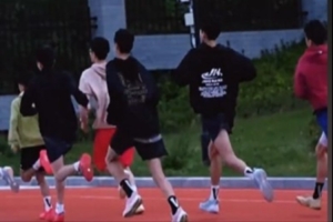 早上6点！U15跑操正当时 青岛男篮小伙子们冲冲冲！