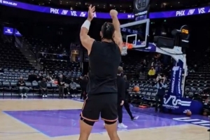 应该问题不大！狄龙赛前还进行了投篮训练 最终决定今天不打