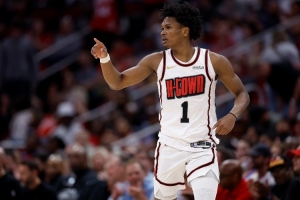 阿里纳斯：阿门当下就练跳投这一项工作 每天投1000次吧