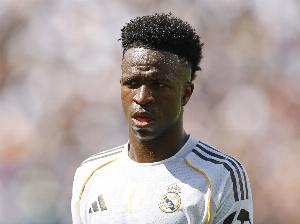 委屈！队报：维尼修斯觉得自己无论表现如何，都会被阿隆索先换下