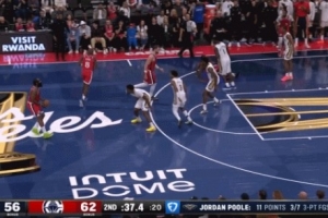 就是有这个自信！哈登不紧不慢过半场 抢一个超远三分命中！